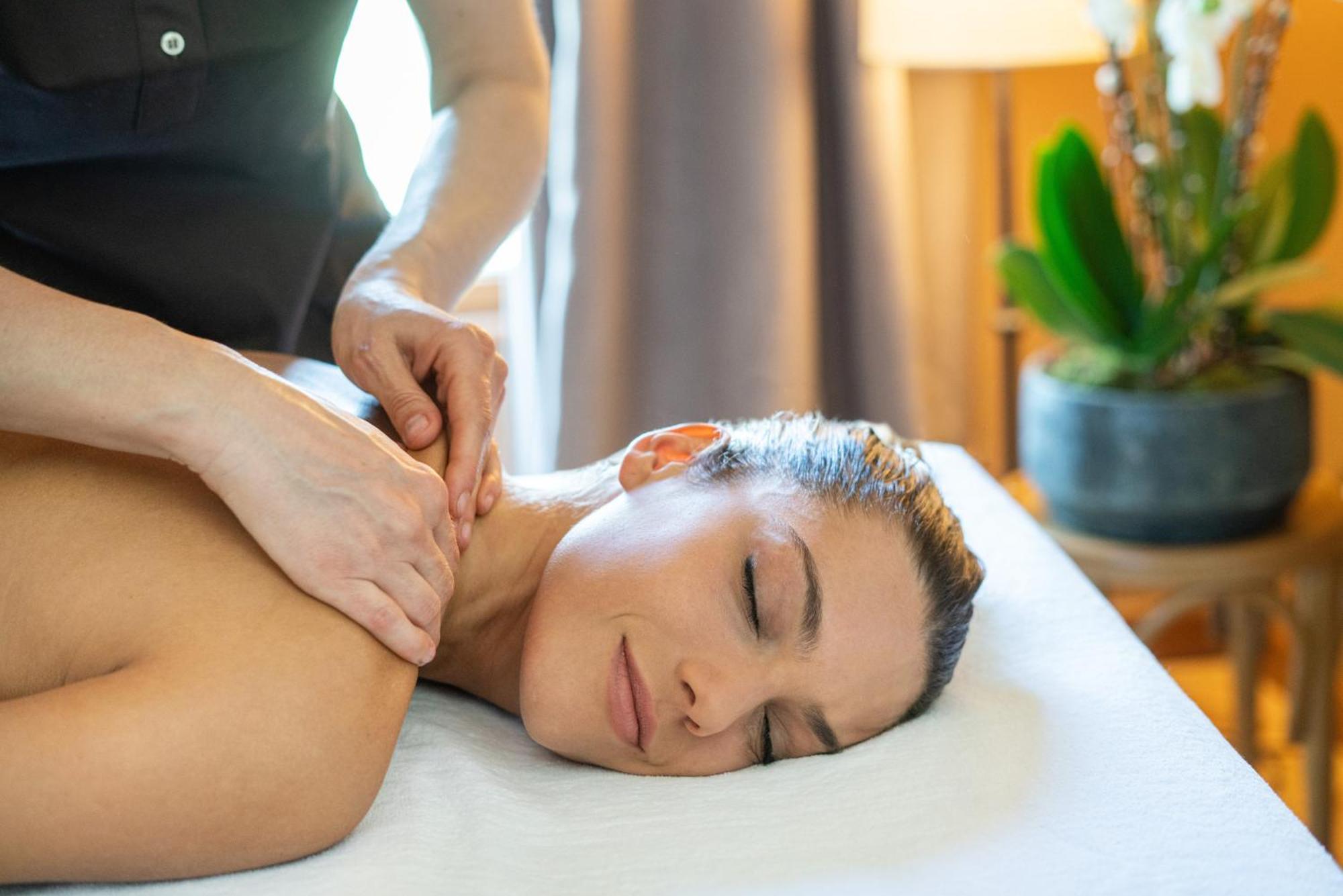 Qc Terme Grand Hotel Bagni Nuovi Бормио Екстериор снимка A woman receiving a massage