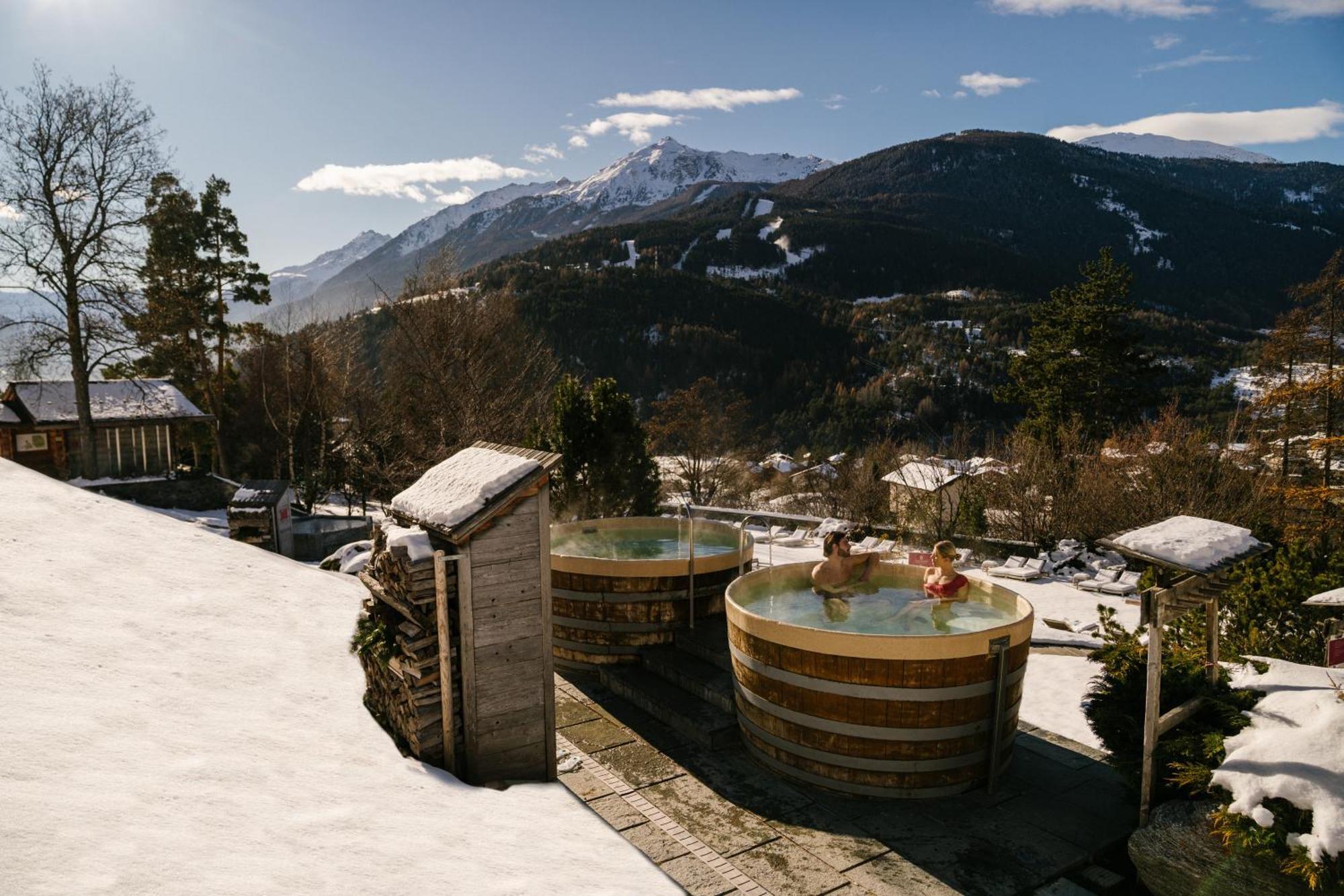 Qc Terme Grand Hotel Bagni Nuovi Бормио Екстериор снимка Outdoor hot tubs at the 7132 Summit