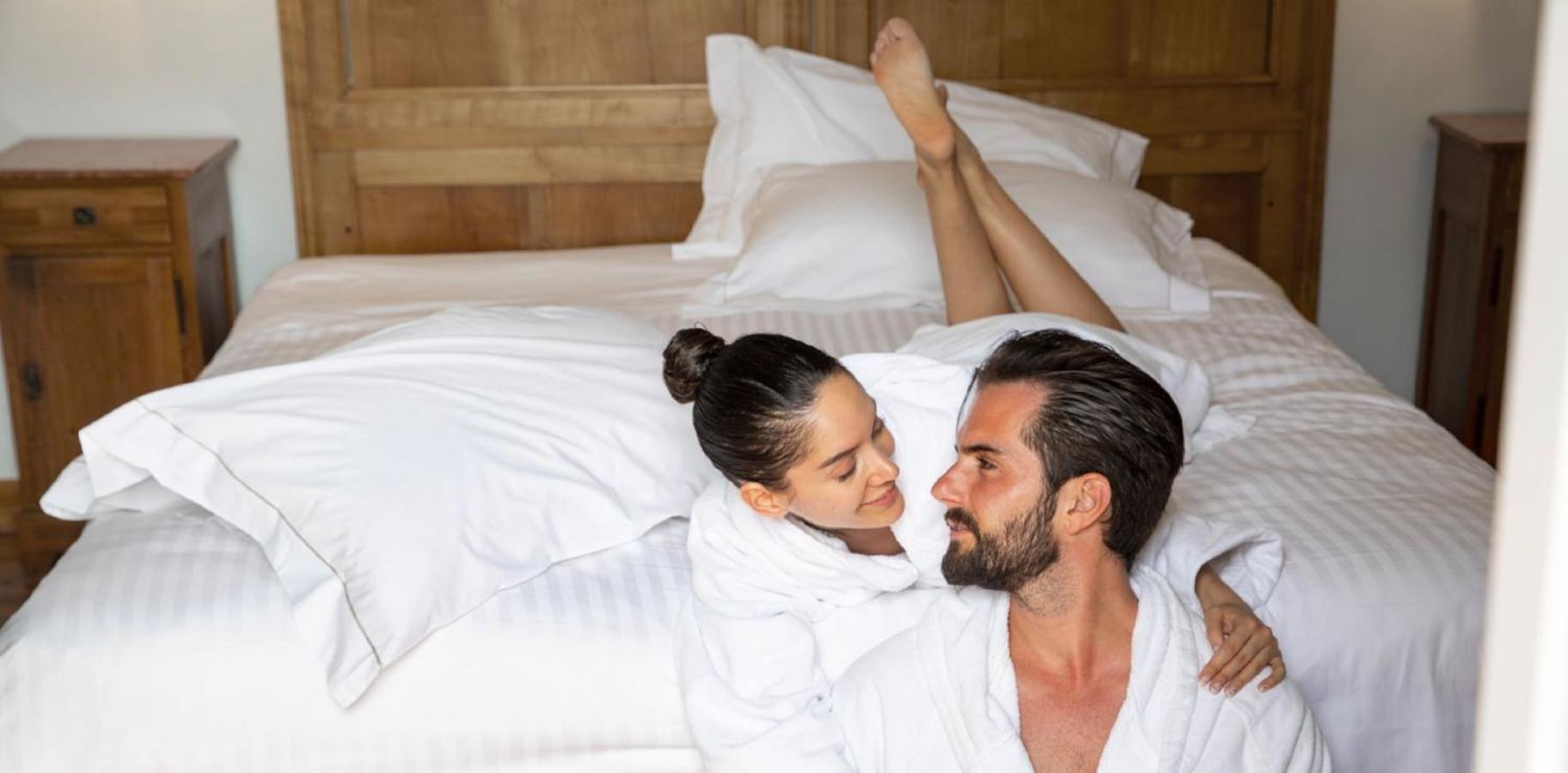 Qc Terme Grand Hotel Bagni Nuovi Бормио Екстериор снимка A couple wearing bathrobes