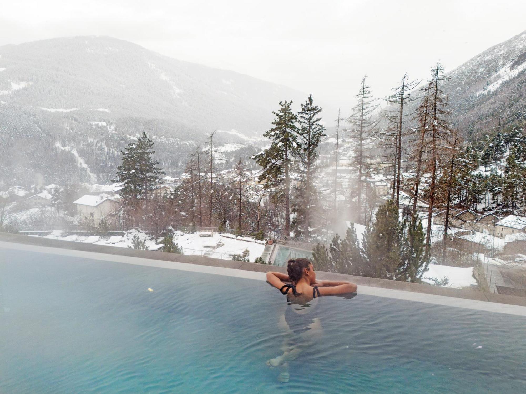 Qc Terme Grand Hotel Bagni Nuovi Бормио Екстериор снимка Outdoor pool at the Hotel Axelmannstein