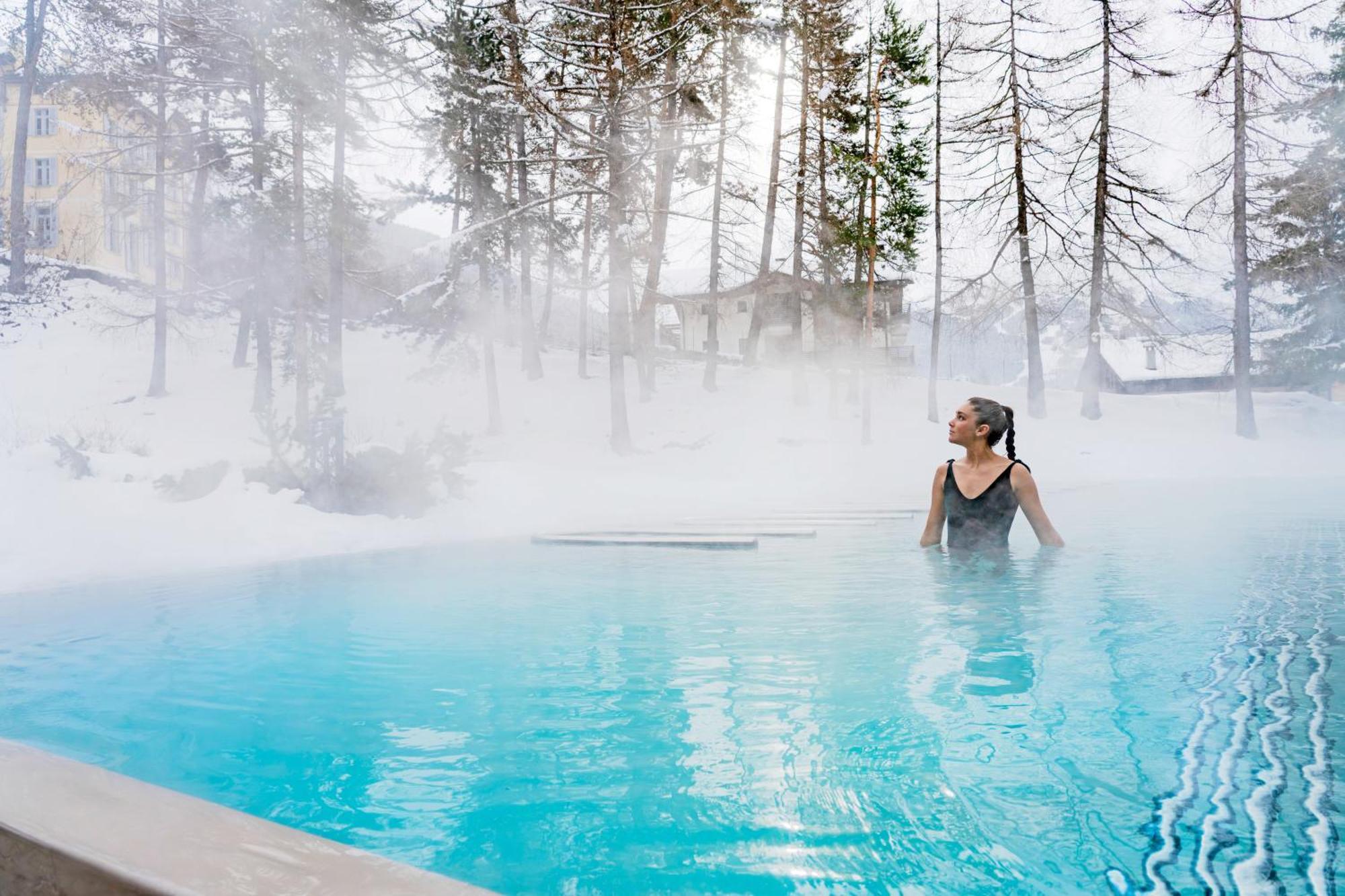 Qc Terme Grand Hotel Bagni Nuovi Бормио Екстериор снимка A woman bathing in a thermal pool