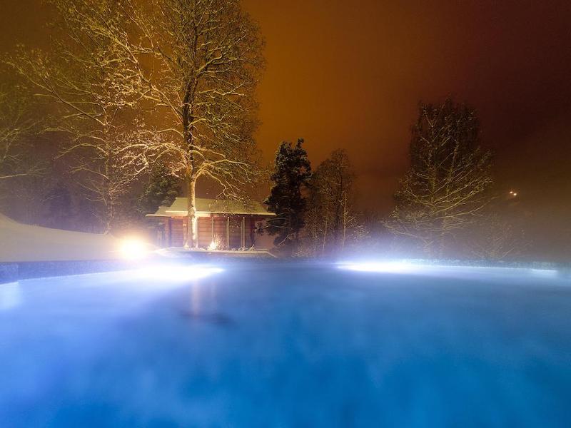 Qc Terme Grand Hotel Bagni Nuovi Бормио Екстериор снимка The ice rink at night