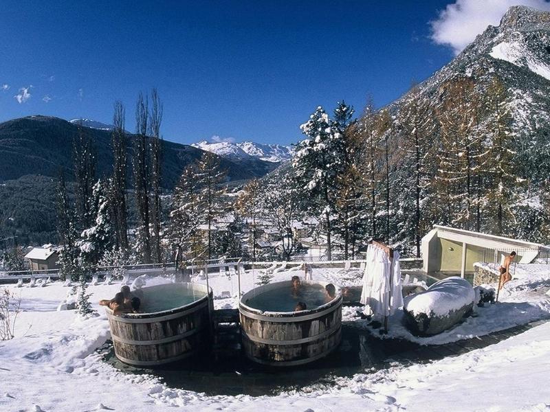 Qc Terme Grand Hotel Bagni Nuovi Бормио Екстериор снимка Outdoor hot tubs at the resort