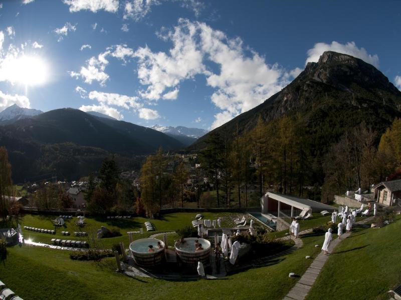Qc Terme Grand Hotel Bagni Nuovi Бормио Екстериор снимка The village of Vals